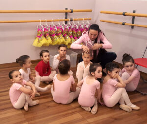 Ballet drem school_Bimbe che si preparano per lo Spettacolo di danza