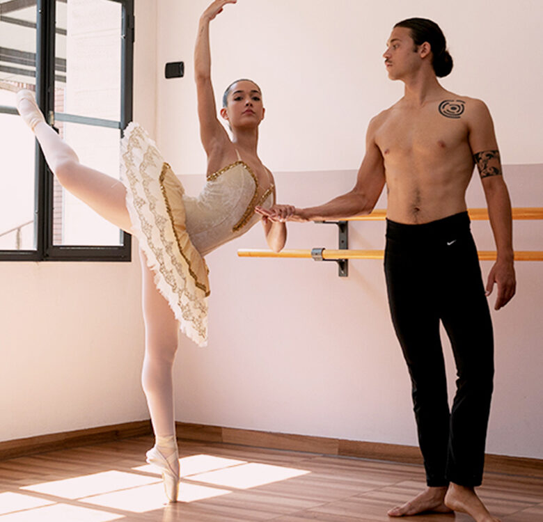 Ballet-dream-school_danza-classica_ballerini-in-sala_quadrata