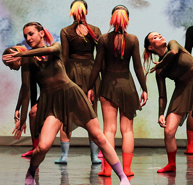 Ballet-dream-school_danza-contemporanea_ballerine-sul-palco_quadrata