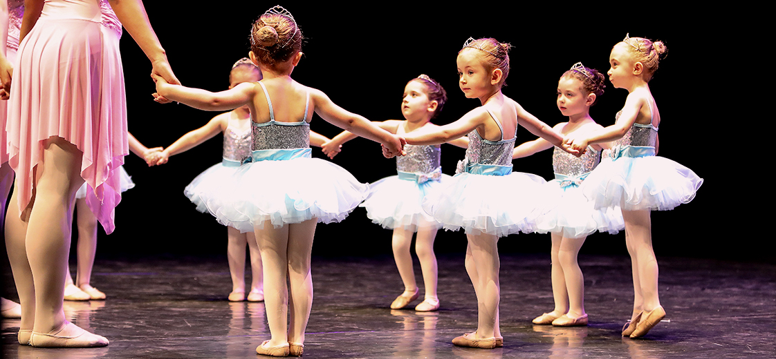 Ballet-dream-school_danza-creativa_piccole-danzatrici-sul-palco
